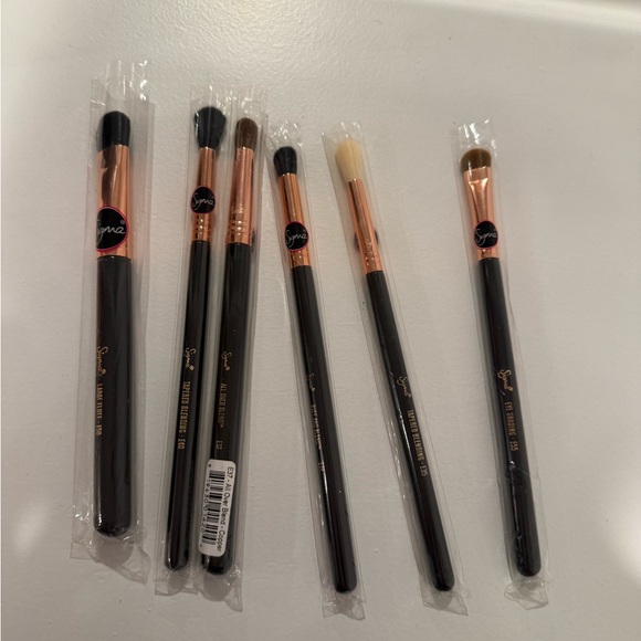 Sigma Makeup Brush Set with Black and rose Gold Handles - Picture 2 of 2